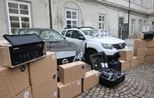 Фото 2: Львів закупив і передав захисникам авто, квадрокоптери та зарядні блоки