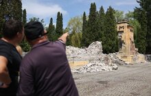 Фото 2: З Пагорба Слави демонтували другу вхідну колону: на якому етапі ексгумація радянських поховань (відео)