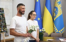 Фото 5: Переживши обстріл, пара вирішила заручитись у Ратуші