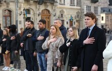 Фото 10: Сотні містян у центрі Львова урочисто заспівали Гімн України (фото/відео)