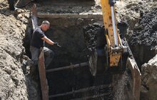 Фото 1: На вул. Вернадського завершують заміну каналізаційного колектора, який пролягає на глибині 9 метрів