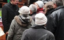 Фото 2: Потребуючі львів’яни змогли відчути єдність під час Великоднього сніданку в дворику Ратуші