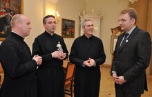 Фото 3: Отці-селезіяни подарували місту статуетку святого Івана Боско