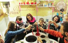 Фото 1: Львів’ян навчали створювати та розписувати свічки