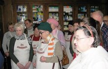 Фото 1: Львів’яни літнього віку побували в музеї «Таємна аптека»