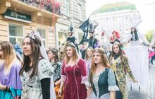 Фото 24: Центром Львова пройшла карнавальна хода: стартував 30-ий Міжнародний театральний фестиваль «Золотий лев»