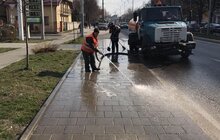 Фото 10: Комунальні служби дезінфікують місто: миють вулиці, тротуари, зупинки транспорту, сходові клітки будинків