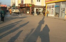 Фото 15: Комунальні служби продовжують дезінфікувати місто: миють вулиці, тротуари, зупинки транспорту, сходові клітки будинків