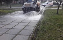 Фото 19: Комунальні служби продовжують дезінфікувати місто: миють вулиці, тротуари, зупинки транспорту, сходові клітки будинків
