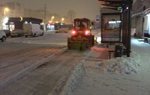 Фото 30: Минулої ночі в місті працювало 95 одиниць техніки, для посипання доріг використано 492 м3 піскосуміші