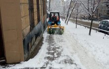 Фото 5: Комунальна техніка і двірники працюють на вулицях міста