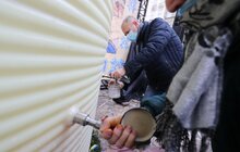 Фото 3: Впродовж дня охочі можуть набрати свяченої води з резервуару на площі Ринок