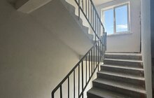 Фото 1: У будинку на вул. Хоткевича, 56, який найбільше постраждав від ракетного обстрілу, відремонтували дах, вікна і монтують ліфти