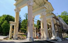 Фото 1: У Парку культури та відпочинку реставрують вхідну арку
