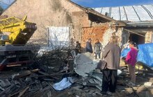 Фото 1: Пошкоджені вікна закрили плівкою, дахи — накрили: у Малехові ліквідовують наслідки вчорашнього обстрілу