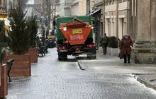 Фото 4: Сьогодні вночі для посипання доріг і тротуарів від ожеледиці використали 277 м³ піскосуміші і солі