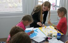 Фото 2: У Львові діти переселенців розфарбували 25 футболок для аукціону на потреби постраждалих від війни