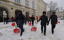 Фото 7: Працівники мерії Львова знову вийшли на прибирання міста від снігу