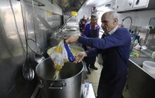 Фото 1: Біля університету ветеринарної медицини працює мобільна кухня для вимушено переміщених українців