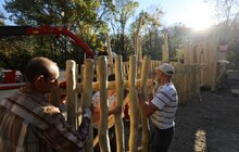 Фото 2: У парку Франка почали встановлювати унікальну ігрову зону «Лис Микита»