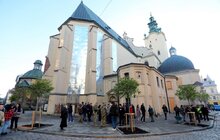 Фото 13: Замість поваленої буревієм тополі – 7 робіній: на площі Катедральній висадили нові дерева