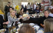 Фото 10: У Львові у прихистках для переселенців провели спільні великодні сніданки