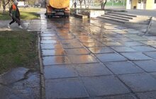 Фото 1: Комунальні служби продовжують дезінфікувати місто: миють вулиці, тротуари, зупинки транспорту, сходові клітки будинків