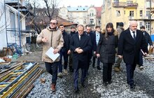 Фото 3: Дональд Туск у Львові: Польща готова відновити зруйновану після обстрілів росії віллу (відео)