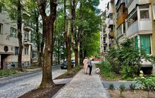 Фото 2: Більше комфорту, доступності та зелені, без сходинок і калюж: у Львові оновили тротуар на вул. Івасюка