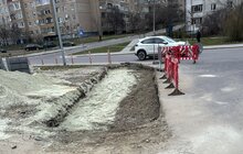 Фото 1: На вул. Віри, Надії, Любові, яка є частиною безбар՚єрного маршруту Львова, заасфальтували дорогу і облаштовують тротуари