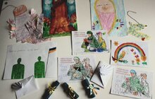 Фото 2: Львівська муніципальна бібліотека зібрала понад 350 дитячих малюнків та листівок військовим на передову