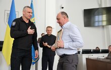 Фото 2: Мер Києва подякував львівським комунальникам, котрі більше місяця ліквідовували наслідки обстрілів у столиці (відео)