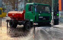 Фото 2: У Львові через спеку поливають дороги й трамвайні колії та обмежують в’їзд великовагового транспорту (відео)