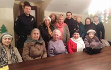 Фото 1: Львівські патрульні навчали літніх дідусів та бабусь, як протидіяти шахраям