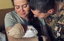 Фото 1: Десять років мріяли про дитину: в лікарні святої Анни у захисника народилась донечка