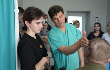 Фото 1: Топові реконструктивні і пластичні хірурги з Шотландії прооперували українських військових з ушкодженням лицевого нерва