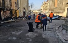Фото 1: Львівські двірники прибирали місто після російських прильотів до 01:00 год