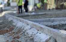 Фото 2: Другий етап реконструкції вул. Залізничної: підрядник замінює мережі та розпочав замощення хідників