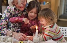 Фото 3: «Незламні матусі» та вихованці центру «Рідні» готуються до Великодня – разом із майстрами писали писанки (відео)