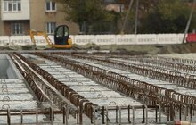 Фото 2: Будівництво шляхопроводу на Рясне: між мостовими балками вже встановлюють плити