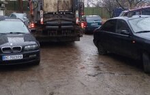 Фото 1: Власників авто просять не паркуватись біля сміттєвих контейнерів та не перешкоджати вивезенню ТПВ