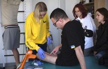 Фото 1: Боєць, який підірвався на двох мінах і втратив ногу, готується до протезування у центрі НЕЗЛАМНІ