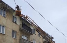 Фото 2: Комунальники у Львові очистили від буруль дахи понад 150 будинків: пішоходів закликають бути обережними
