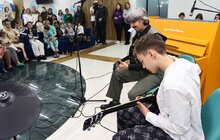 Фото 2: Для маленьких пацієнтів львівської лікарні зіграли концерт на легендарному піаніно «Україна» з Бахмута