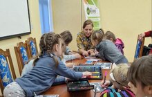 Фото 1: У Львові відома французька художниця навчала дітей техніки гравірування