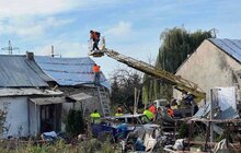 Фото 5: Пошкоджені вікна закрили плівкою, дахи — накрили: у Малехові ліквідовують наслідки вчорашнього обстрілу