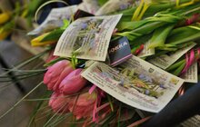 Фото 2: Сьогодні в центрі міста жінкам дарували квіти та вітальні листівки