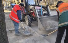 Фото 1: Вулиці Львова прибирають після зими: вже вивезли понад 110 машин бруду та піску
