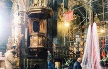 Фото 2: Молитва біля плащаниць храмів Львова