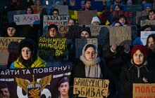 Фото 2: У Львові рідні військових, що у полоні, організували щемливі акції
